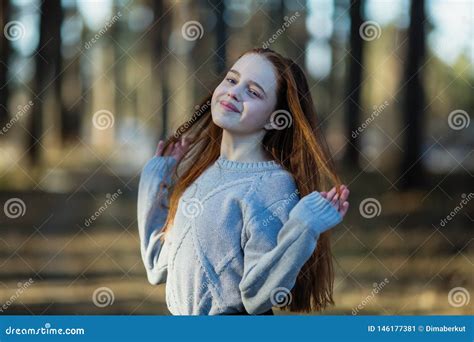 Menina Bonito De Doze Anos Com O Cabelo Vermelho Longo Que Levanta Para A C Mera No Parque