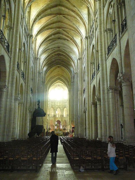 Noyon — Wikipédia Cathédrale Cathédrale Catholique Religieuse