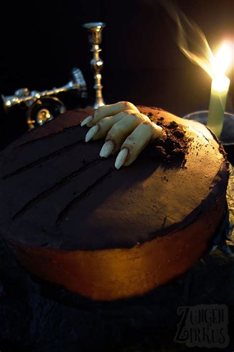 Hier klicken und gleich nachkochen. Halloweentorte mit Marzipanfinger | Halloween kuchen ...