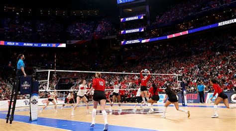 wisconsin women s volleyball takes court wins for first time since leaked photos scandal fox news