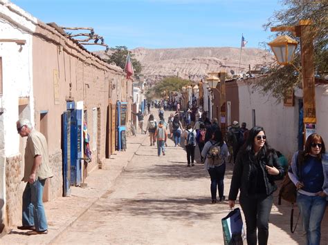 The town is set on one of the many oasis formed by the rains of the bolivian winter in atacama desert, the driest in the world. Guia de San Pedro de Atacama - Chile | Mundo de Viajante