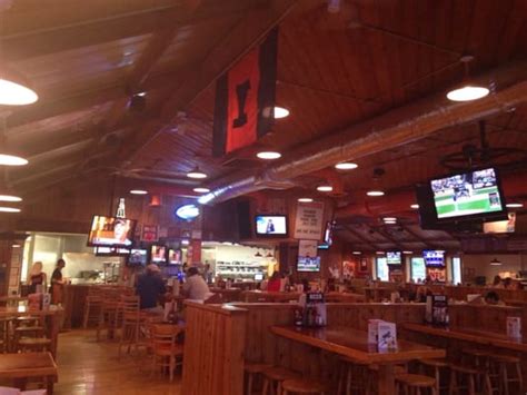 Hooters Closed 13 Photos And 53 Reviews 1706 State St Champaign