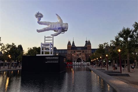 13 Meter Tall “self Portrait Of A Dreamer” Sculpture On Museum Square