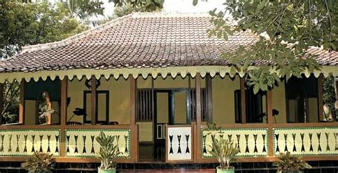 Rumah adat kudus memiliki atap berbentuk joglo pencu, dengan bangunan yang didominasi seni ukir empat. Rumah Adat DKI Jakarta yang Mempunyai Struktur Atap Kompleks