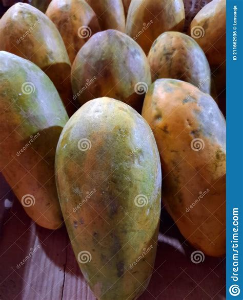 Some Papayas Are Displayed For Sale In Traditional Market Stock Photo