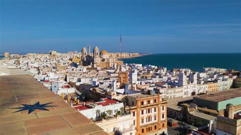 Administratief word die land onderverdeel in 17 outonome gemeenskappe en twee outonome stede (ciudades autónomas), die eksklawes ceuta en melilla.die hoofstad en grootste metropool is madrid. Cádiz | De geheimen van Cádiz, Spanje | ik wil meer reizen!