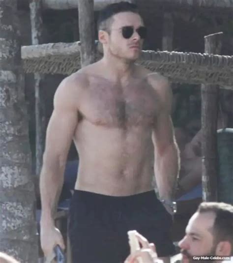 OMG A Shirtless Richard Madden Hits The Beach For Some Sun OMG BLOG