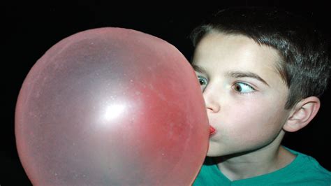 Самый большой пузырь из жвачки в мире книга рекордов гиннесса фото