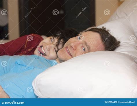 bringen sie das schlafen im bett mit behindertem jungem sohn das lachen und smi hervor