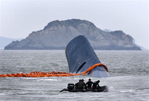 Divers Struggle In Search For South Korean Ferry Survivors