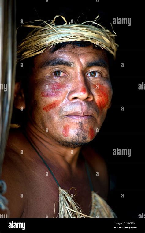 Hombre Yagua El Yagua Son Un Pueblo Ind Gena De Las Tribus De Am Rica Del Sur Que Habitan La