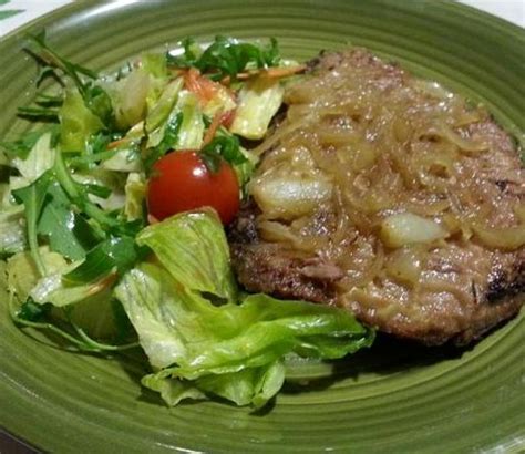 Poco prima di servire il tonno con cipolle in agrodolce guarnite con dei pomodorini ed erbe fresche(menta, origano, basilico o prezzemolo). Tonno con cipolla in agrodolce (Tunnina ca' cipuddata ...