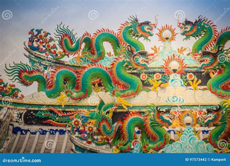 Colorful Chinese Dragon Statues On Roof In Chinese Temple Chine Stock