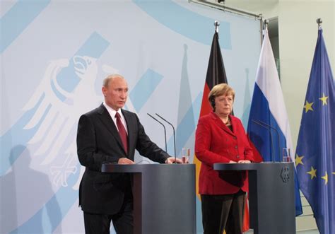 Konrad schuller hat robert habeck bis an die frontlinie im kriegsgebiet der ostukraine begleitet. Merkel spricht mit Putin über Ostukraine