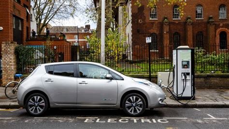 Weve Got A Long Long Way To Go Auto Reviewer Says The Electric Car