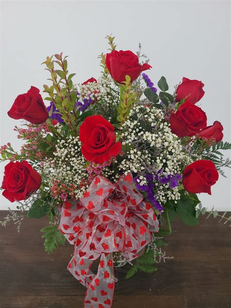 1 Doz Red Roses In A Vase Arrangement 12 Dees Nursery