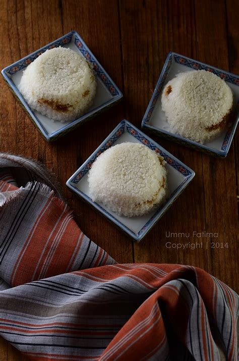 750 g tepung beras 125 g terigu protein sedang 1/2 sendok teh ragi 2 sendok makan garam 500 ml santan kelapa 500 ml air 100 g kelapa parut toping oncom pedas Resep Kue Putu | Resepkoki.co