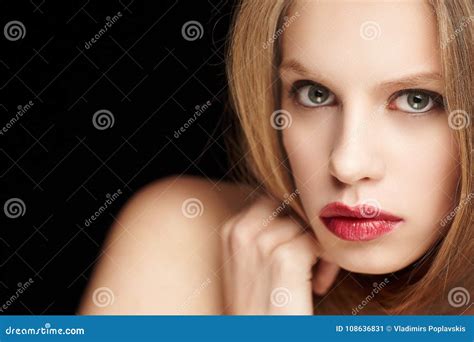 Portret Van Jonge Blonde Vrouw Stock Afbeelding Image Of Versheid Blond