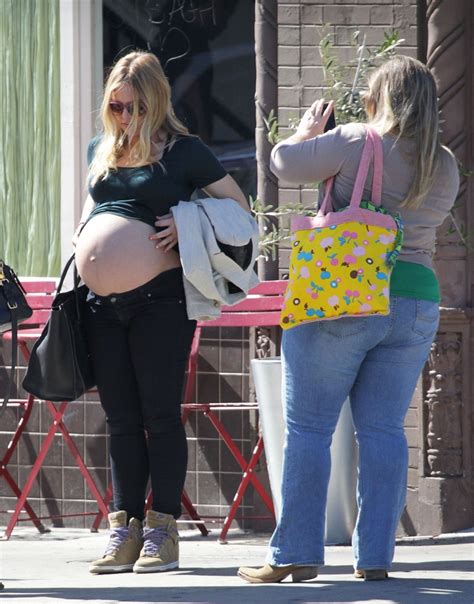 Kristen Bell Bares Her Baby Bump For A Friendly Photo Op Kristen Bell