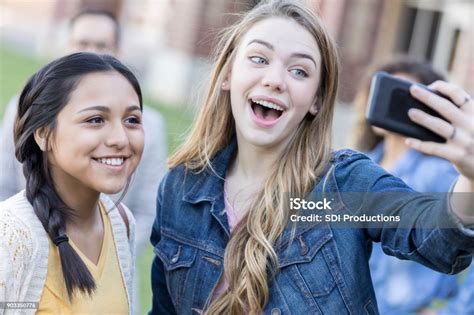 Tiener Meisjes Maken Van Gezichten En Het Nemen Van Selfies Buiten De Middelbare School