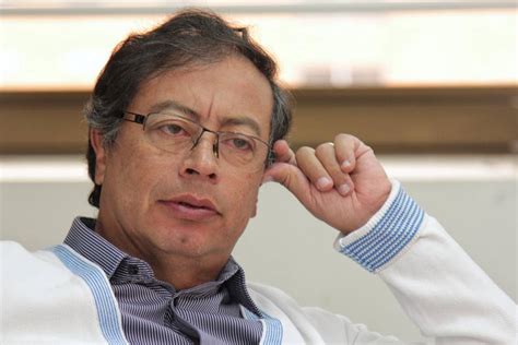 Gelişmiş ülke, fakirlerin bile arabaya bindiği ülke değil, zenginlerin bile otobüse bindiği bir ülkedir. Así es Gustavo Petro, el candidato de Colombia Humana que ...