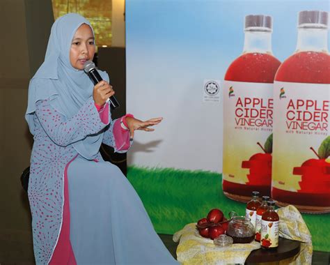 Cuka sari apel merupakan minuman kesehatan yang diperoleh dari hasil fermentasi buah apel asli. Cuka Epal Surya dengan khasiat Madu Asli ~ Dari Jari Jari ...