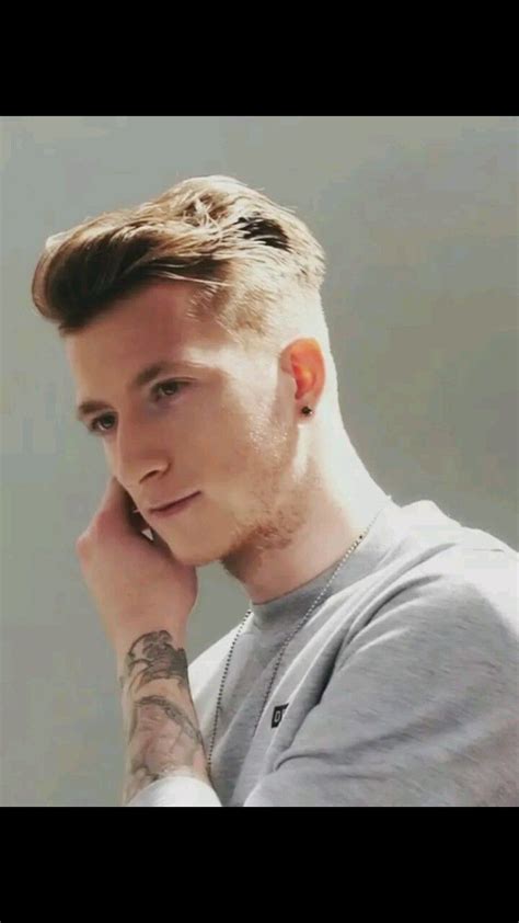 Während die kleine torte der tochter von marco reus und scarlett gartmann mit einem muster aus rosen. Pin von Isalie Maible Grischke auf BVB | Marco reus ...