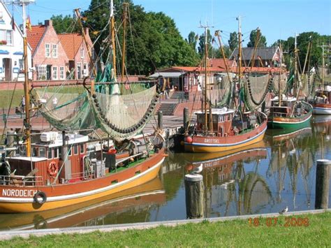 Unser liebevoll geführtes hotel mit seinem ostfriesischen charme und stilvoll eingerichteten zimmern lädt zum entspannen und wohlfühlen ein. "Hafen von Greetsiel" Hotel Hohes Haus (Greetsiel ...