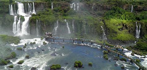 Die landesgrenze zwischen argentinien und brasilien ist eigentlich mitten in den wasserfällen. Argentinien - Brasilien: Neue Strecke an den Iguazú ...