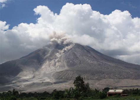 Gunung raung di kabupaten banyuwangi, bondowoso, dan jember, jawa timur, memuntahkan material pijar dari puncaknya sejak minggu malam, 28 juni 2015. Erupsi Gunung Sinabung Hari Ini: 137 Kali Guguran | Kedai Pena