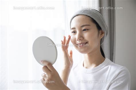 部屋でスキンケアをする若い日本人の女性の写真素材 [164088017] イメージマート