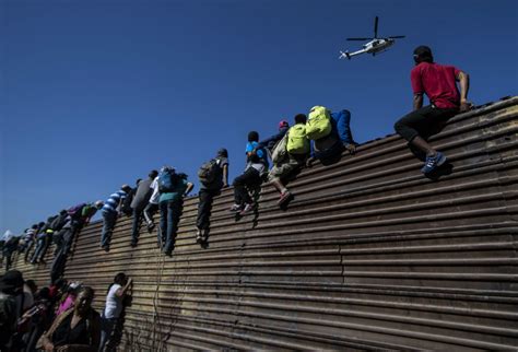 Migrantes Buscan Por La Fuerza Cruzar El Muro Con Eeuu Rcn Radio