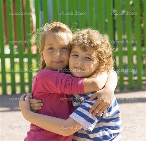 Niños Abrazando — Foto De Stock 33967987 — Depositphotos
