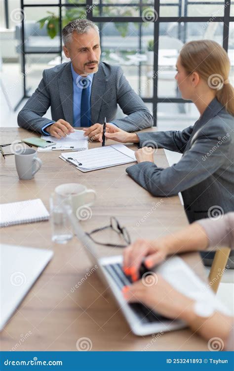 Equipo De Negocios Discutiendo Juntos Planes De Negocio En La Oficina