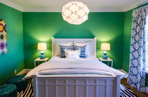 The combination of green and white of this bedroom as the its background color simply makes it look so beautiful. 25 Chic and Serene Green Bedroom Ideas