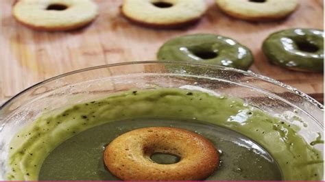 Celupkan permukaan donat ke topping. Camilan Mantap Matcha Green Tea Baked Donuts yang Bikin Nagih : Okezone Lifestyle