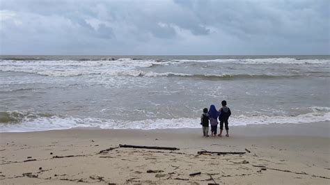 Pantai batu buruk (beach of the ugly stone) kuala terengganu famous beach, white sandy beaches with swaying casuarinas lining up behind the shore, like there is good night market every friday from 3.00pm till 7.00pm. Bunyi deruan ombak di pantai batu buruk terengganu - YouTube