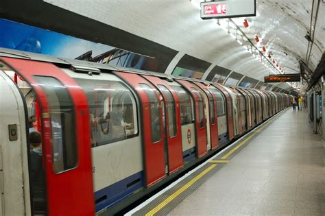 The station was rebuilt in the 1960's when the elephant & castle shopping centre and roundabout were constructed. London tube experience: Station Elephant and Castle