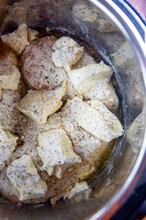 This cheesy crockpot chicken spaghetti is an easy crockpot chicken recipe for busy weeknights! Crockpot Ranch Chicken | Diabetes Strong