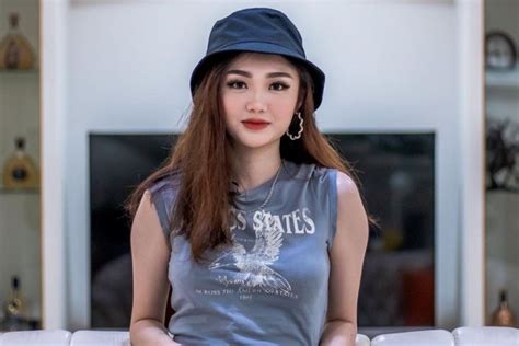 Deretan Potret Vanessa Khong Si Cantik Tunangan Indra Kenz