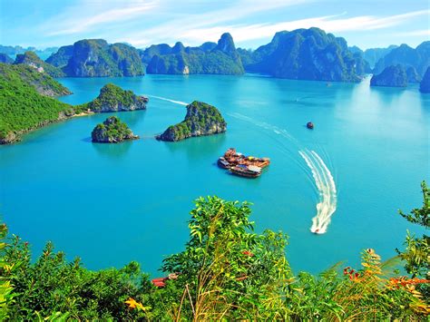 Halong Bay Vietnam Island Island Boat Tropical Wallpaper 2560x1920