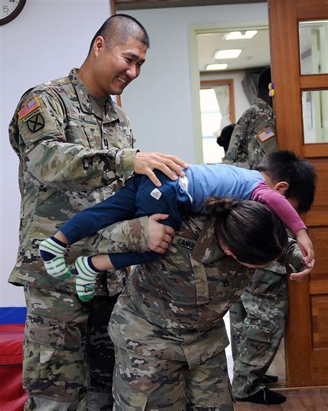 304th Expeditionary Signal Battalion Soldiers Learn The Joy Of Helping