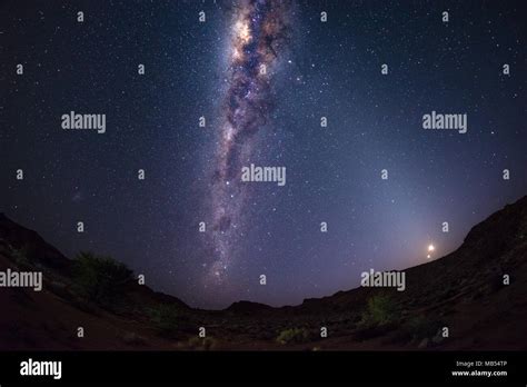 Ciel étoilé Et Voie Lactée Avec Passage De Lune Dans Le Désert Du Namib