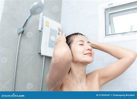 Hermosa Asi Tica Joven Mujer Tomando Ducha En Ba O Imagen De Archivo Imagen De Fresco Ducha