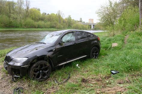 Vilniuje nuo kelio kone į Nerį nulėkė BMW automobilis įvykio metu