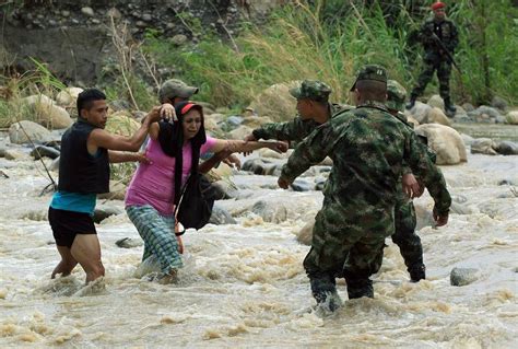Ejército Entrega Ayudas Humanitarias A Colombianos Deportados Por
