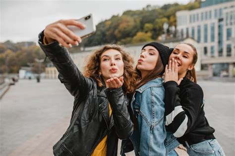 Jolies Jeunes Filles Prenant Un Selfie Ensemble Photo Gratuite