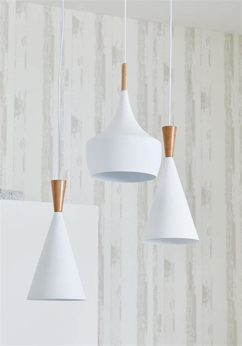 Depuis sa création dans les années 30, les luminaires scandinaves allient la maison danoise louis poulsen est elle aussi l'incarnation du design scandinave, avec son emblématique et intemporelle suspension artichoke. Suspension, scandinave métal blanc LUSSIOL Ingrid 1 ...