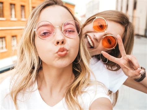 Deux Jeunes Femmes Blondes Hipster Souriantes En Vêtements Dété Filles Prenant Des Photos D
