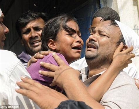 15岁印度少女被19岁男孩强奸后焚杀
